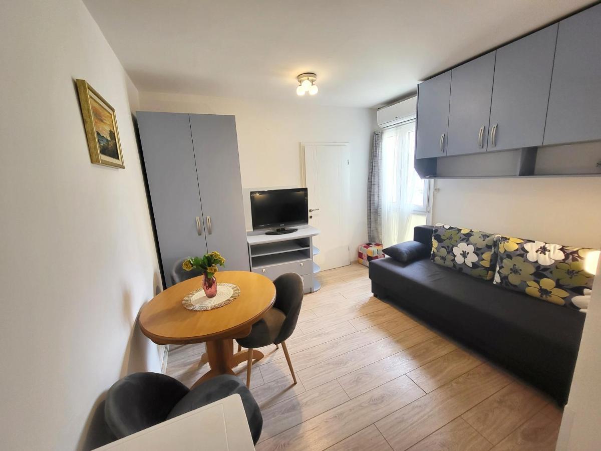 Mali Apartman U Centru Makarska Exterior photo